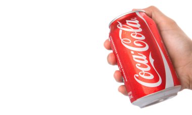 Coca Cola konservesi tutan el