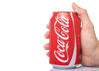 Coca Cola konservesi tutan el
