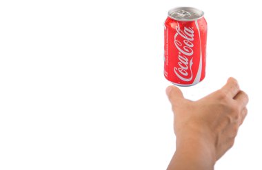 Kuala Lumpur, Malezya - 14 Ocak, 2015.Female el Coca Cola İçecek bir can için ulaşan