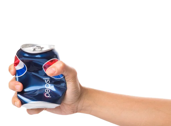 Mão Feminina Esmagando Uma Lata Pepsi — Fotografia de Stock