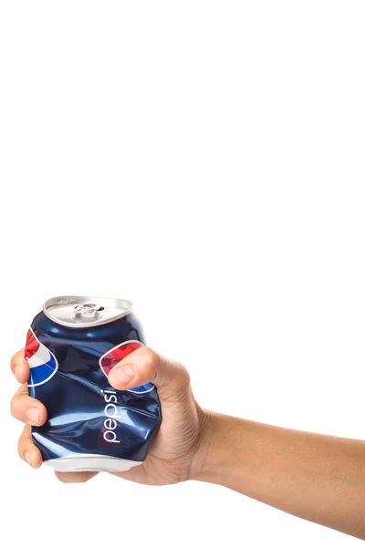 女性手压碎一罐百事可乐 — 图库照片