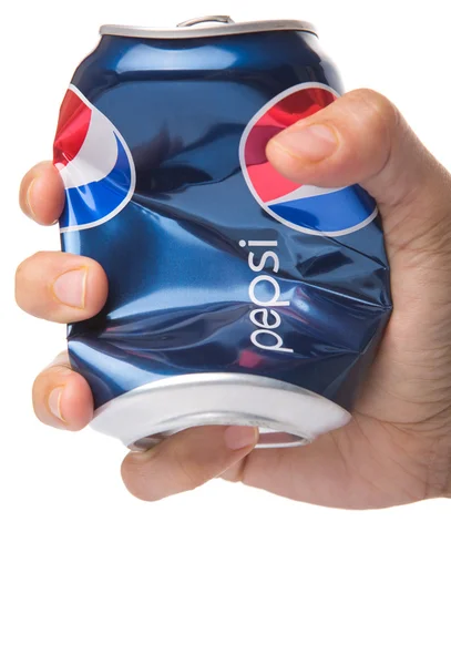 Breken van een blikje van Pepsi — Stockfoto