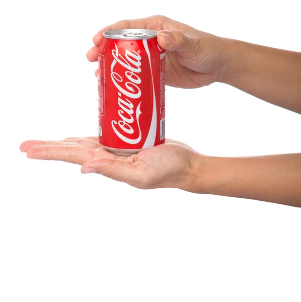 Hålla en burk Coca Cola — Stockfoto