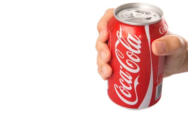 In der Hand eine Dose Coca Cola — Stockfoto