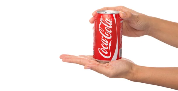 Segurando uma lata de Coca-Cola — Fotografia de Stock