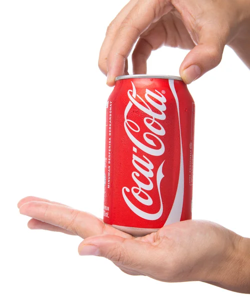 In possesso di una lattina di Coca Cola — Foto Stock