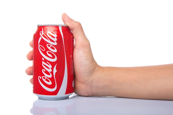 Segurando uma lata de Coca-Cola — Fotografia de Stock