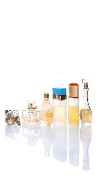 Variété de bouteilles de parfum — Photo