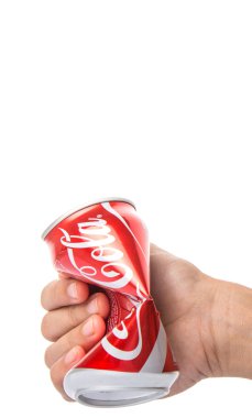 Kuala Lumpur, Malezya - 14 Ocak 2015. Buruşuk Coca Cola olabilir. Coca Cola İçecek üretilen ve Coca-Cola şirketi, bir Amerikan çokuluslu içecek corporation tarafından üretilen.