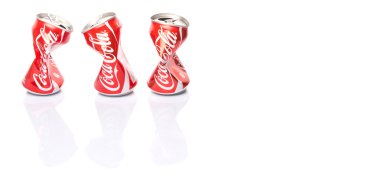 Kuala Lumpur, Malezya - 14 Ocak 2015. Buruşuk Coca Cola olabilir. Coca Cola İçecek üretilen ve Coca-Cola şirketi, bir Amerikan çokuluslu içecek corporation tarafından üretilen.