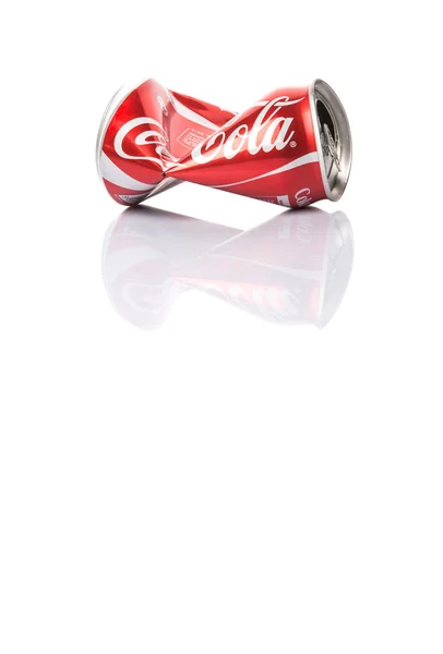 Verfrommeld blikjes van Coca Cola — Stockfoto