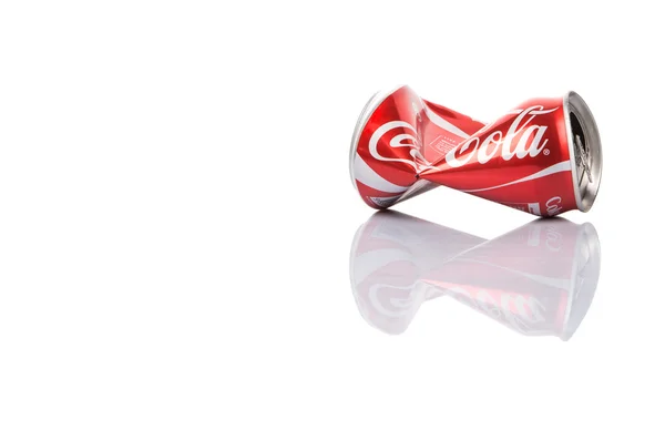 Verfrommeld blikjes van Coca Cola — Stockfoto