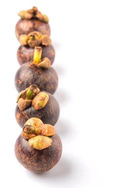 Beyaz arka plan üzerinde olgunlaşmış mangosten meyve