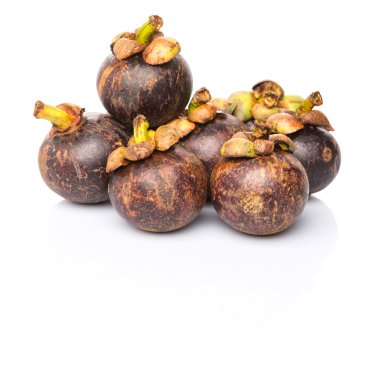 Beyaz arka plan üzerinde olgunlaşmış mangosten meyve