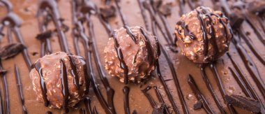 Çikolata peynir kek üzerine çikolata topları Topingler kadar Görünümü Kapat