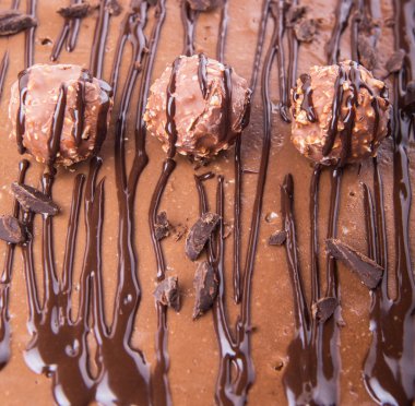 Çikolata peynir kek üzerine çikolata topları Topingler kadar Görünümü Kapat