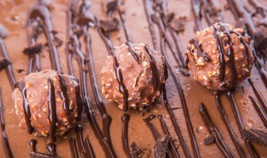 Çikolata peynir kek üzerine çikolata topları Topingler kadar Görünümü Kapat