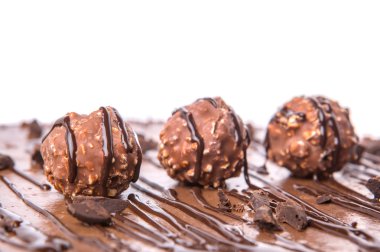 Beyaz arka plan üzerinde çikolata peynir pasta