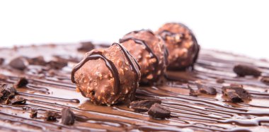 Beyaz arka plan üzerinde çikolata peynir pasta