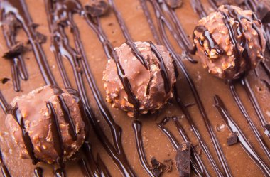 Çikolata peynir kek üzerine çikolata topları Topingler kadar Görünümü Kapat