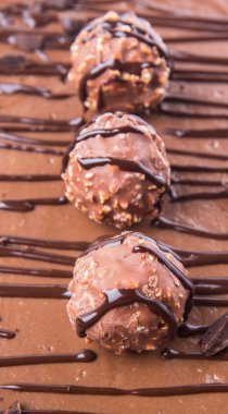 Çikolata peynir kek üzerine çikolata topları Topingler kadar Görünümü Kapat