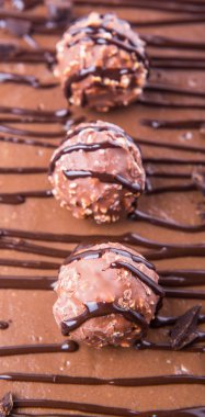 Çikolata peynir kek üzerine çikolata topları Topingler kadar Görünümü Kapat