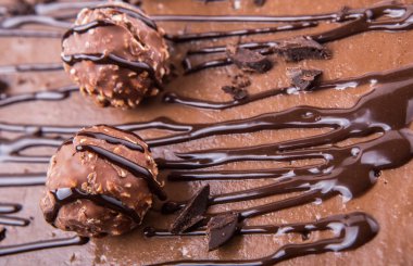 Çikolata peynir kek üzerine çikolata topları Topingler kadar Görünümü Kapat