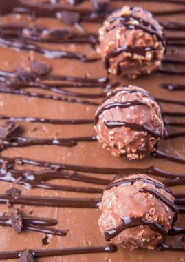 Çikolata peynir kek üzerine çikolata topları Topingler kadar Görünümü Kapat