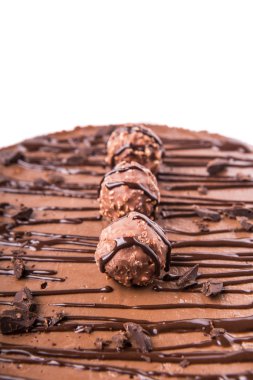 Beyaz arka plan üzerinde çikolata peynir pasta