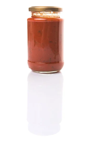 白い背景の上の瓶にスパゲティ ソース — ストック写真
