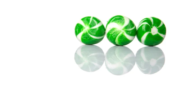 Grüne Wirbel Pfefferminzbonbons Über Weißem Hintergrund — Stockfoto