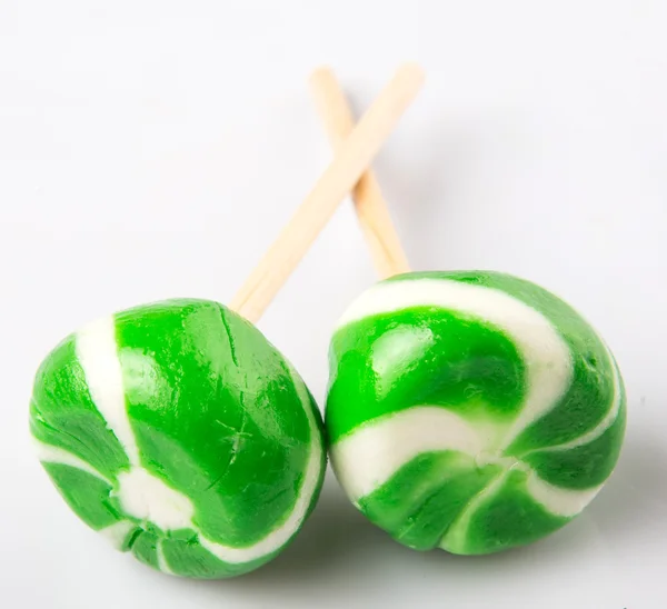 绿色漩涡薄荷糖超过白色背景 — 图库照片