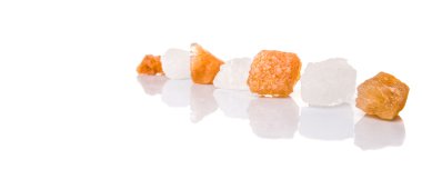 Beyaz arka plan üzerinde beyaz rock şeker ve şeker kamışı rock