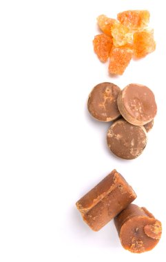 Palm şeker, Hindistan cevizi şeker ve şeker kamışı taşın altına beyaz arka plan