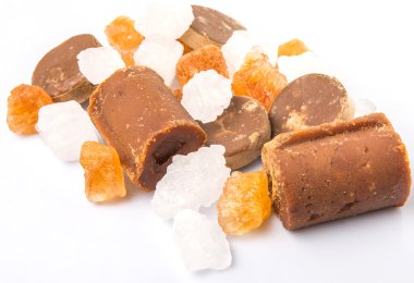 Palm şeker, Hindistan cevizi şeker, şeker kamışı rock ve beyaz arka plan üzerinde beyaz rock şeker