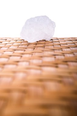 Hasır üzerinde beyaz Rock şeker