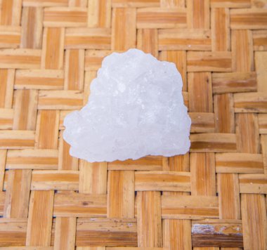 Hasır üzerinde beyaz Rock şeker