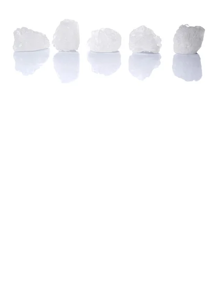 Weißer Felszucker Auf Weißem Hintergrund — Stockfoto