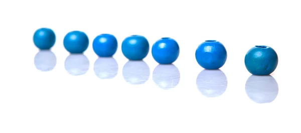 Blauwe ronde houten kralen — Stockfoto