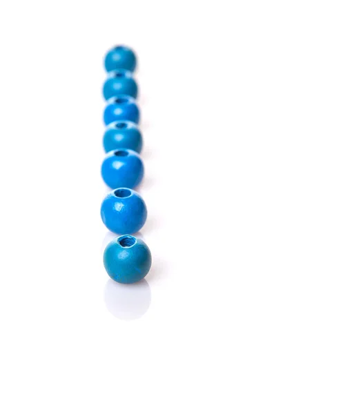 Blauwe ronde houten kralen — Stockfoto