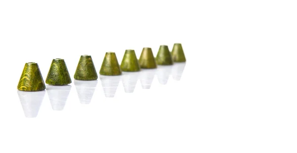 Perles en bois en forme de cône vert — Photo