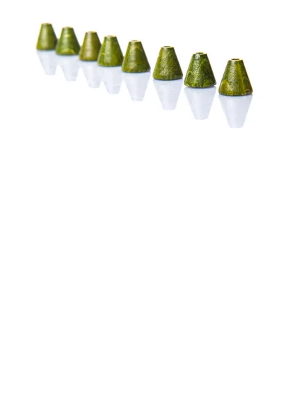 Grânulos de madeira de forma de cone verde — Fotografia de Stock