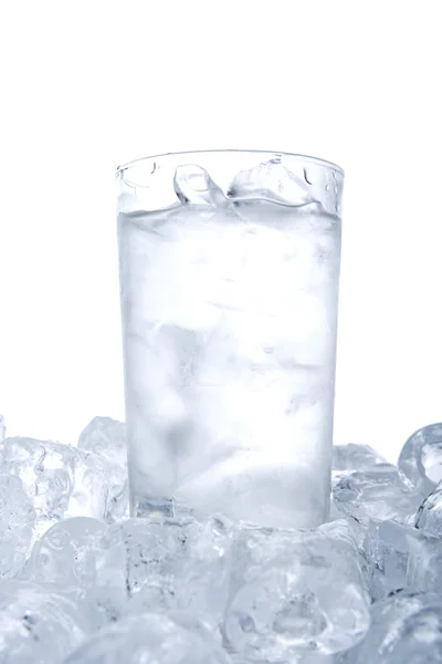 Ein Glas Eiswasser Und Eiswürfel — Stockfoto