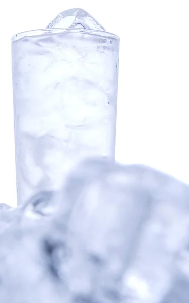 一杯冰水和冰的多维数据集 — 图库照片