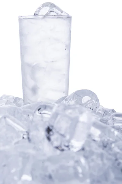 一杯冰水和冰的多维数据集 — 图库照片