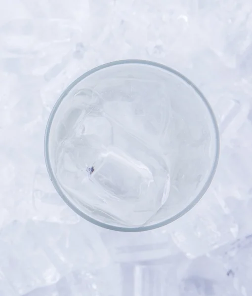 Ein Glas Eiswasser Und Eiswürfel — Stockfoto