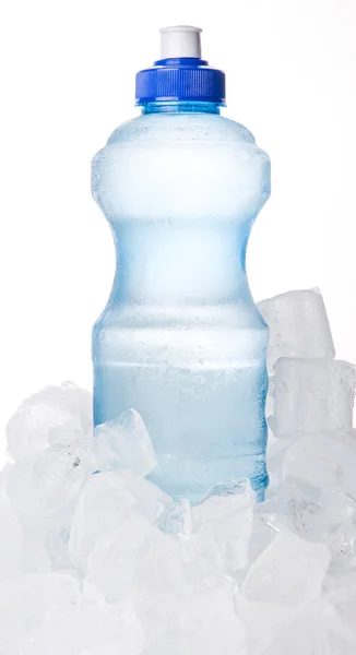 Una Bottiglia Acqua Minerale Cubetti Ghiaccio — Foto Stock