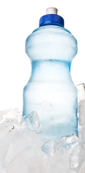 一瓶矿泉水在冰块上 — 图库照片