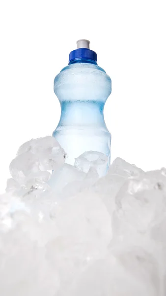 Eine Flasche Mineralwasser Auf Eiswürfeln — Stockfoto