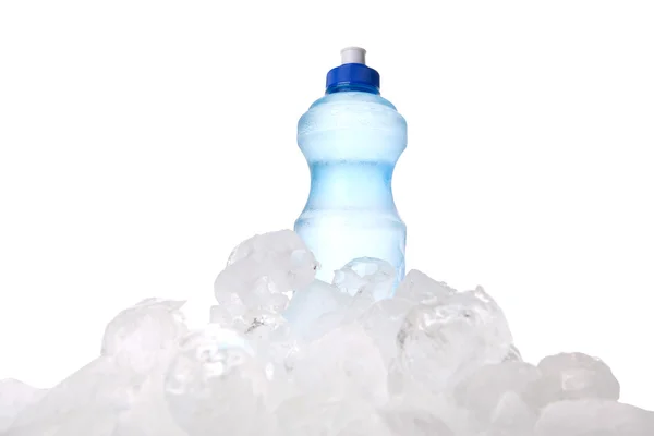 Una Botella Agua Mineral Cubos Hielo — Foto de Stock